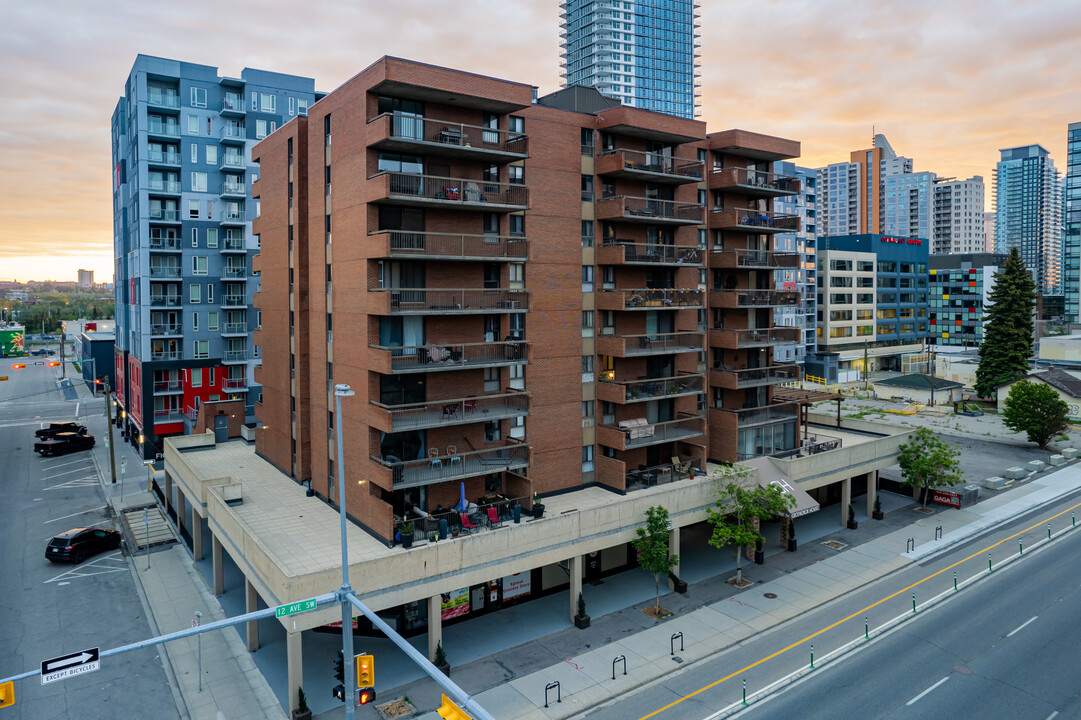 Grosvenor House in Calgary, AB - Building Photo