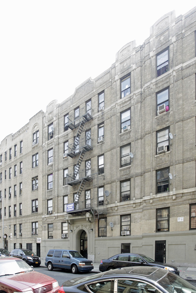 2322-2326 Ryer Ave in Bronx, NY - Foto de edificio - Building Photo