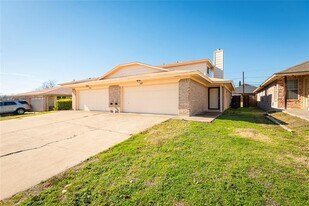 717 Lariat Ln in White Settlement, TX - Building Photo