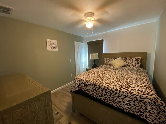 5246 Montejo Dr in Tallahassee, FL - Foto de edificio - Building Photo