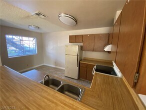 2685 Bryandouglas Dr-Unit -B in Las Vegas, NV - Building Photo - Building Photo