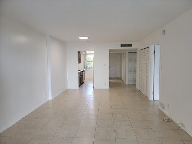 3341 NW 47th Ter, Unit # 317 in Lauderdale Lakes, FL - Building Photo - Building Photo