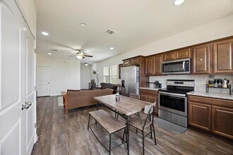 6401 Graymont Dr in Austin, TX - Building Photo - Building Photo