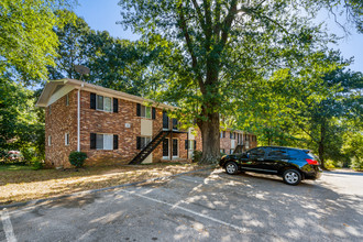 Twin Oak Apartments in Clarkston, GA - Foto de edificio - Primary Photo