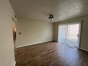 412 NW F St in Grants Pass, OR - Foto de edificio - Building Photo