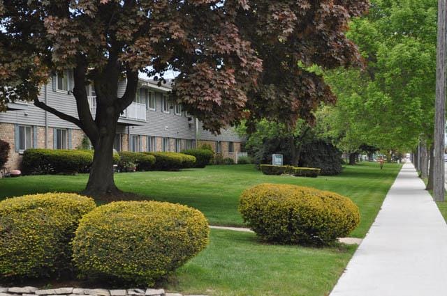 Douglas Terrace Apartments in Racine, WI - Building Photo - Building Photo