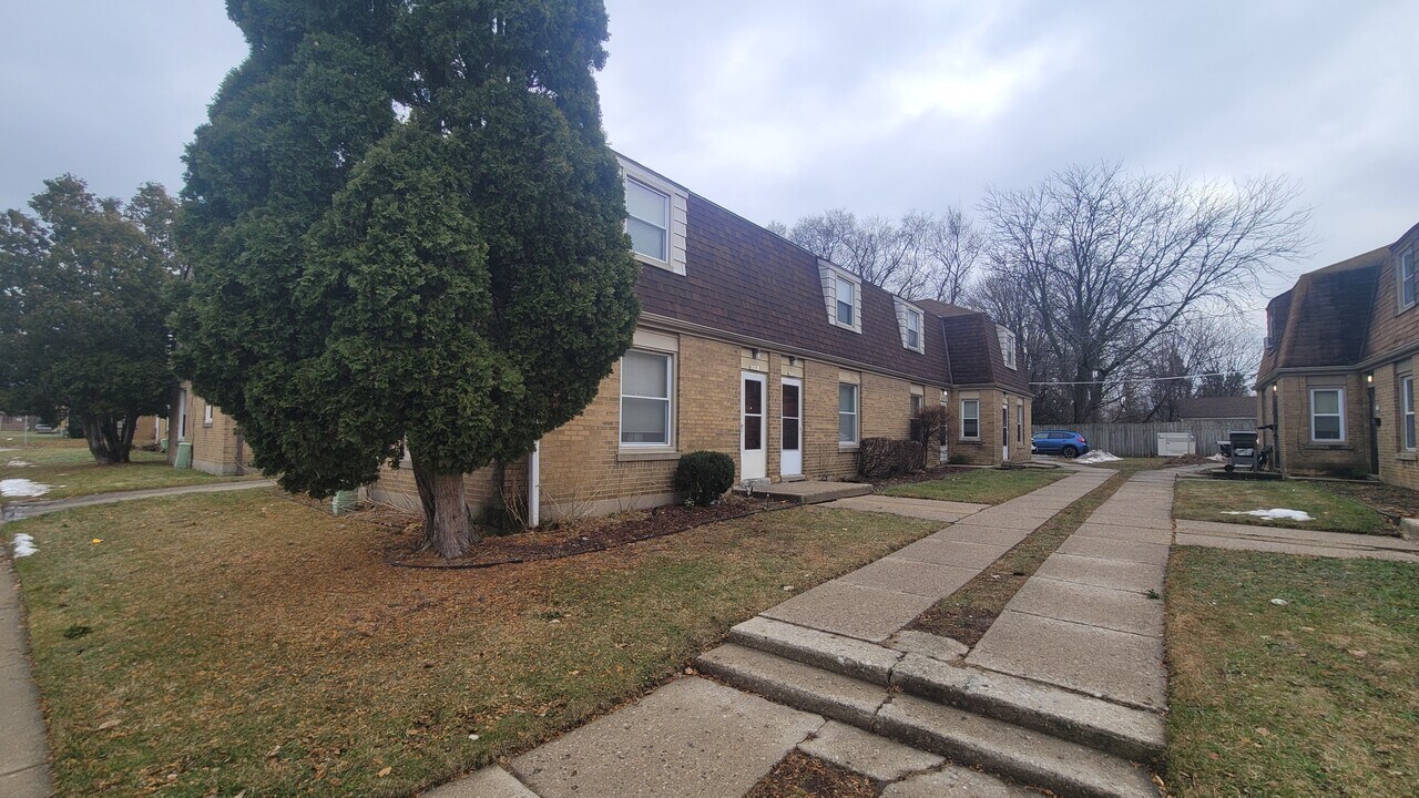 6319 W Center St in Milwaukee, WI - Foto de edificio