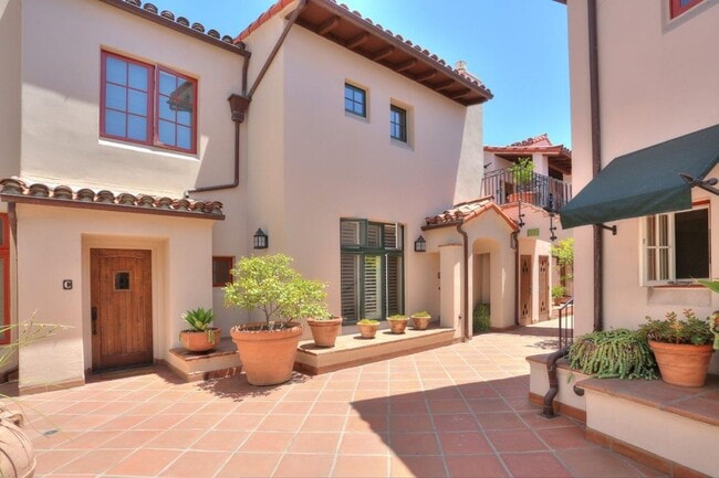 105 W De La Guerra St in Santa Barbara, CA - Building Photo - Building Photo