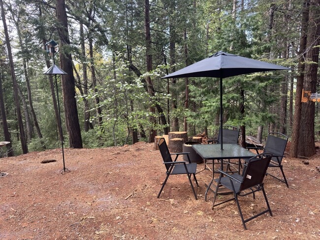 1200 Aurora Ln in Pollock Pines, CA - Foto de edificio - Building Photo