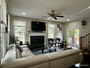 25 Knight Dr E in Plainsboro, NJ - Foto de edificio - Building Photo