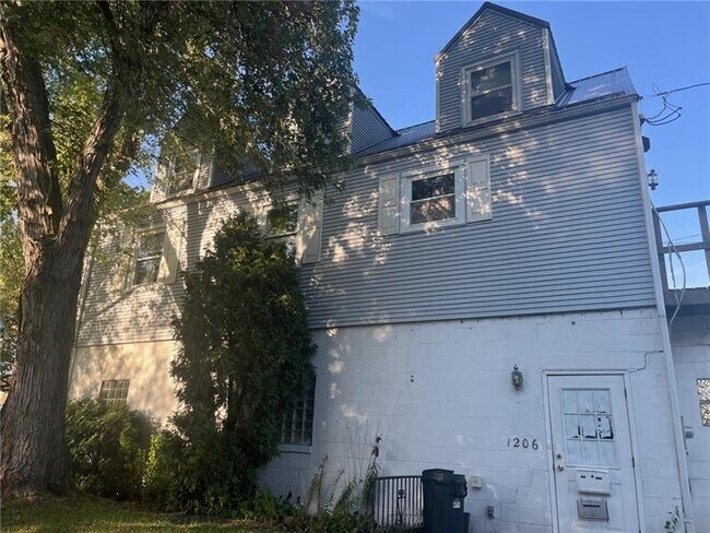 1206 Springhill Rd in Natrona Heights, PA - Building Photo - Building Photo