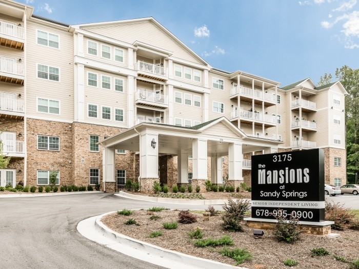 The Mansions at Sandy Springs in Peachtree Corners, GA - Foto de edificio