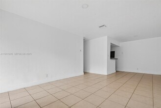 5842 NW 23rd St in Lauderhill, FL - Foto de edificio - Building Photo