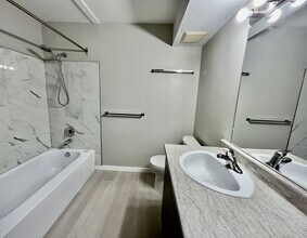 1955 Pacific Crt in Kelowna, BC - Building Photo - Building Photo