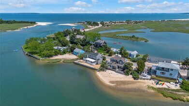 286 Towd Point Rd in Southampton, NY - Building Photo - Building Photo