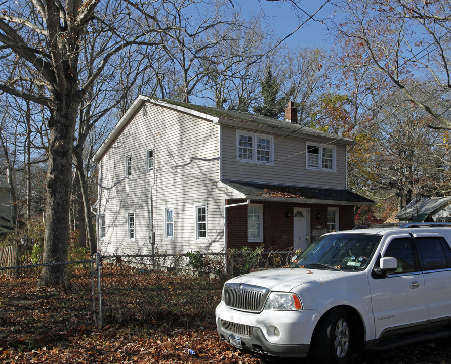 172 Longfellow Dr in Mastic Beach, NY - Building Photo