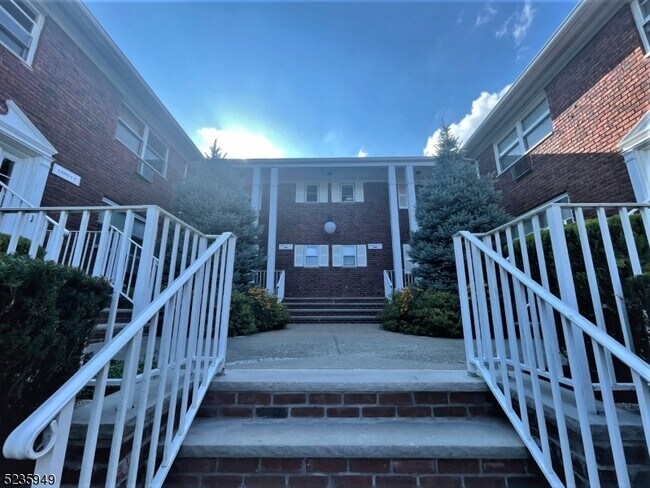 197 N Beverwyck Rd-Unit -20 in Parsippany Troy Hills, NJ - Building Photo - Building Photo