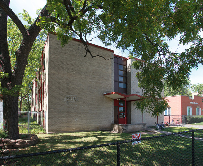 2110 S Park Ave in Minneapolis, MN - Foto de edificio - Building Photo