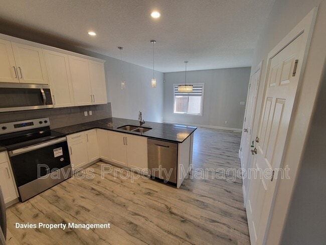 5429 Chappelle Rd. SW in Edmonton, AB - Building Photo - Building Photo