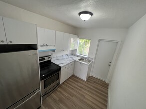 614 NE 3rd St in Hallandale Beach, FL - Foto de edificio - Building Photo
