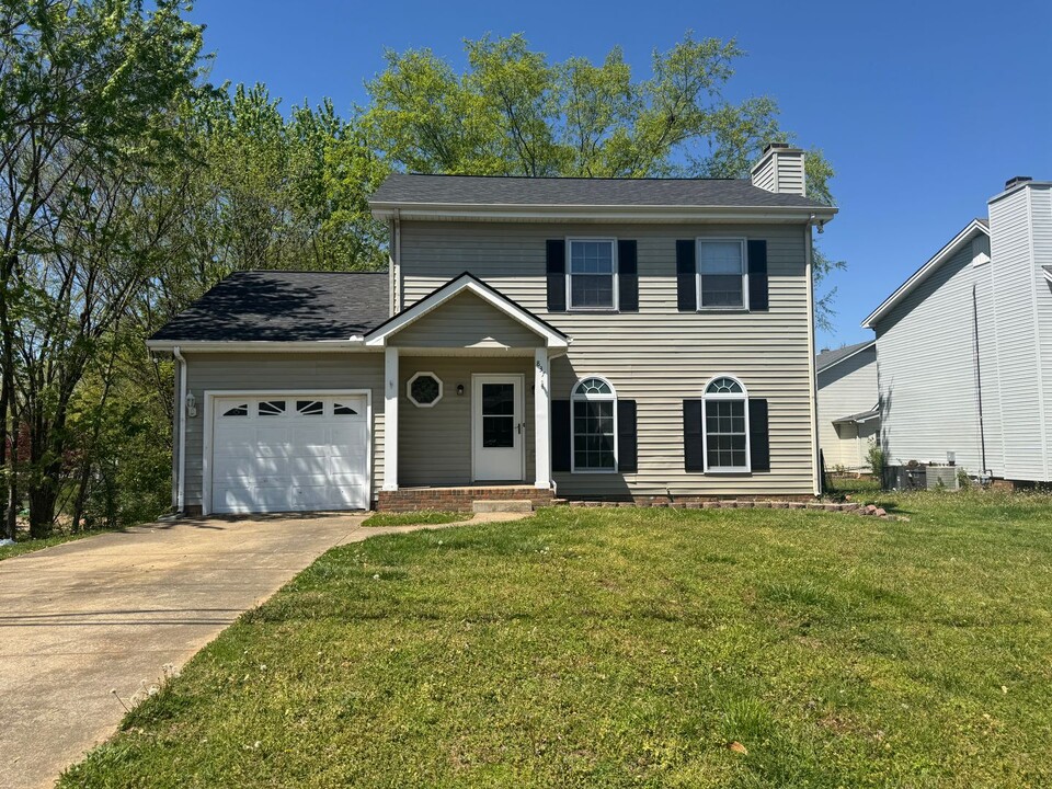 837 Iris Ln in Clarksville, TN - Foto de edificio