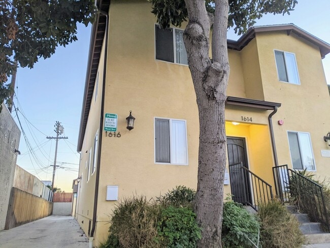 property at 1616 W 39th Pl