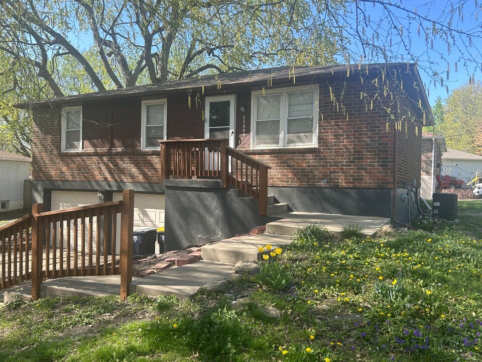 11400 N Charlotte St in Kansas City, MO - Foto de edificio