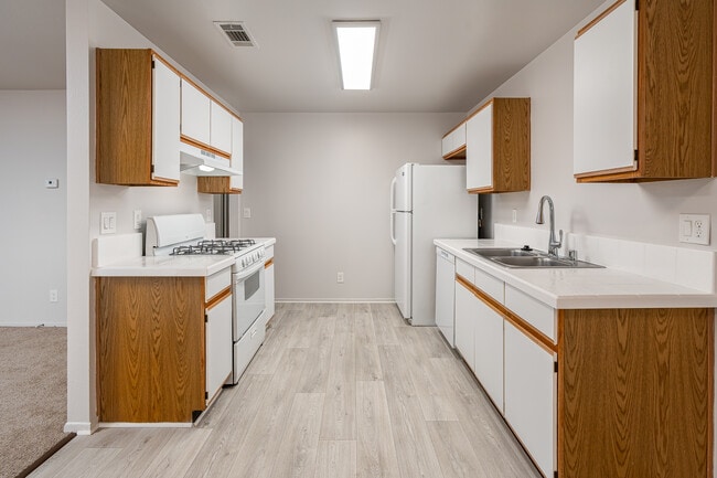 Canyon Creek Apartments in Palmdale, CA - Building Photo - Interior Photo
