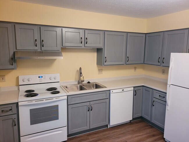 890 Postiy St NW in North Canton, OH - Foto de edificio - Building Photo