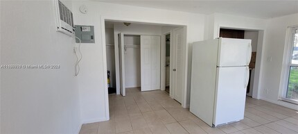 229 SE 1st St-Unit -3 in Dania Beach, FL - Building Photo - Building Photo