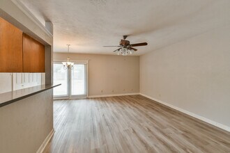 7024 Greenview Cir S in Fort Worth, TX - Building Photo - Building Photo