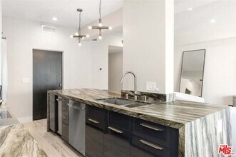 10790 Wilshire Blvd, Unit 504 in Los Angeles, CA - Foto de edificio - Building Photo