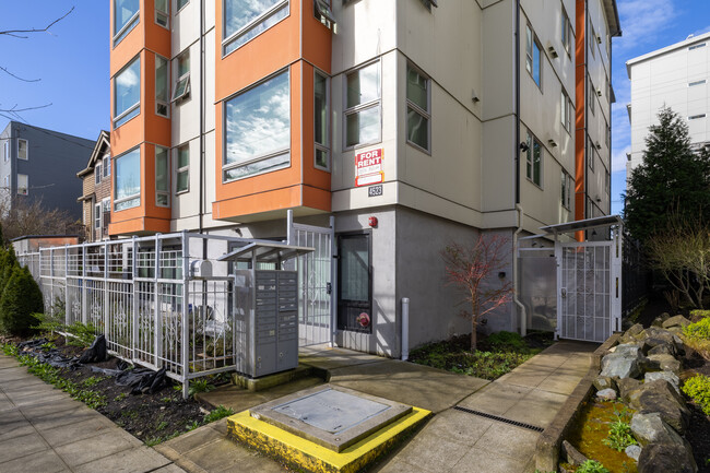Home 88 in Seattle, WA - Foto de edificio - Building Photo