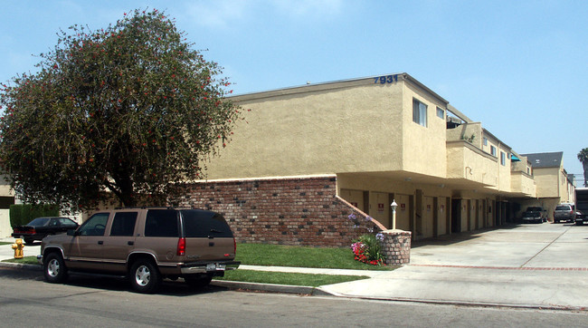 7931 Stark St in Huntington Beach, CA - Foto de edificio - Building Photo