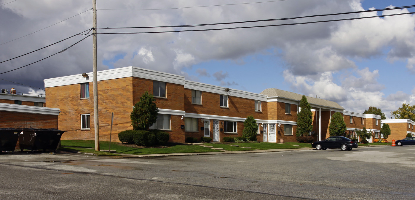 Clarkwood Condominiums in Garfield Heights, OH - Building Photo