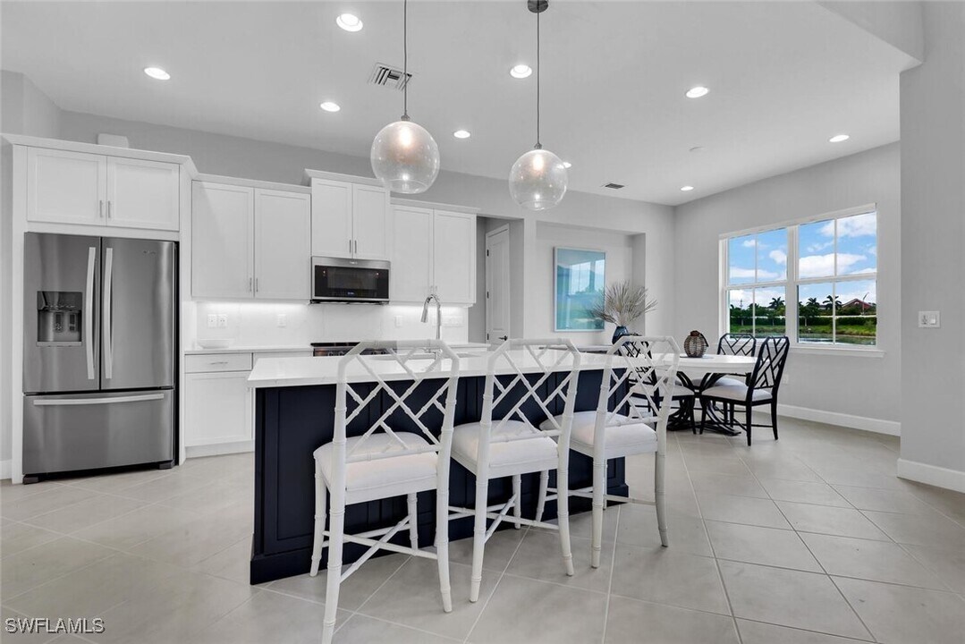 7124 Saona CT in Naples, FL - Foto de edificio