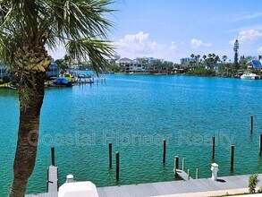 12356 Capri Cir N in Treasure Island, FL - Foto de edificio - Building Photo