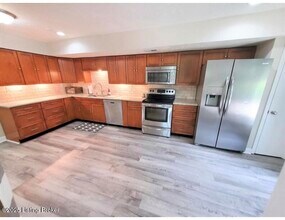 1218 Constitution Dr in Louisville, KY - Foto de edificio - Building Photo