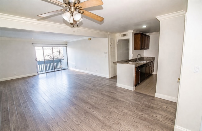 18620 Hatteras St, Unit 244 in Tarzana, CA - Foto de edificio - Building Photo