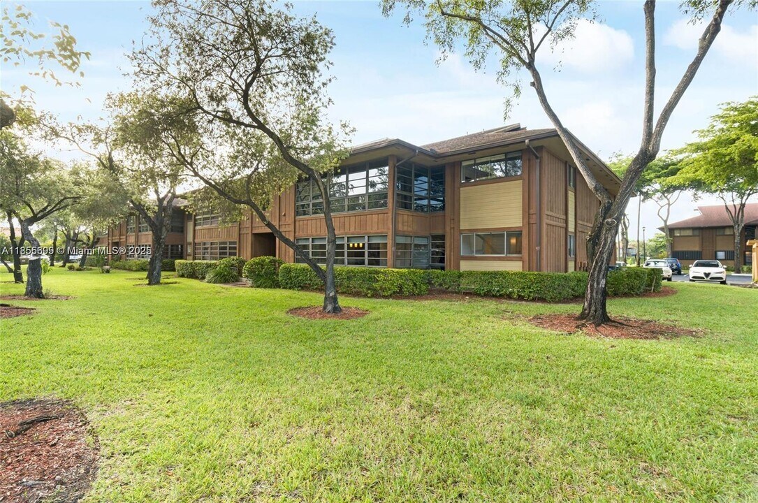 4970 NW 102nd Ave in Doral, FL - Building Photo