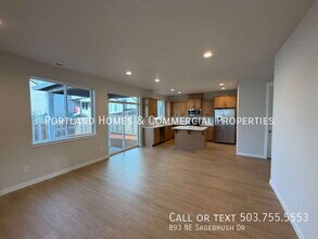 893 NE Sagebrush Dr in Estacada, OR - Building Photo - Building Photo