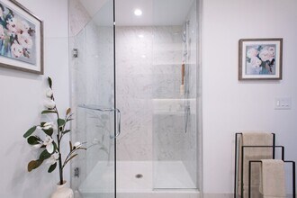 300 W Hill St, Unit 1004 in Chicago, IL - Building Photo - Building Photo
