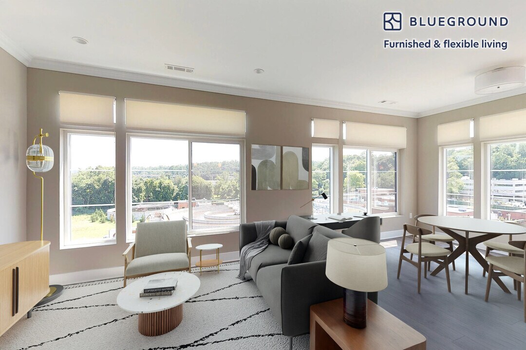 240 E Shore Rd in Great Neck, NY - Building Photo