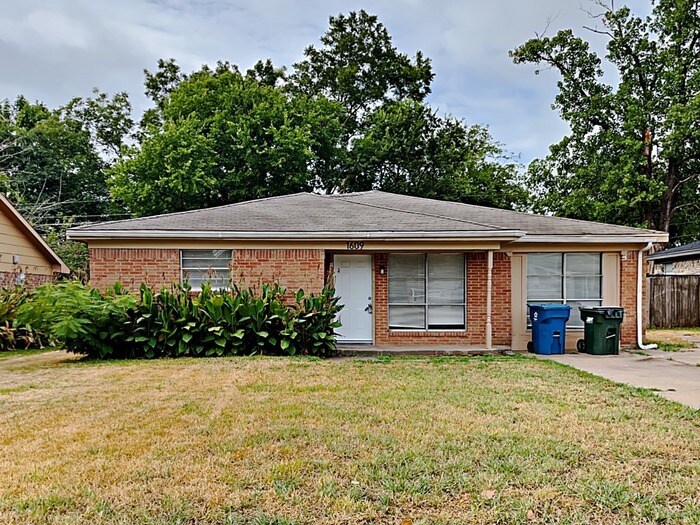 1609 Parkhaven Dr in Seagoville, TX - Building Photo
