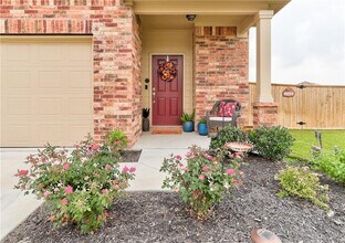 613 Circle Wy in Jarrell, TX - Building Photo - Building Photo