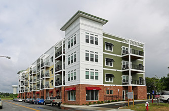 Beach Place Apartments in Virginia Beach, VA - Foto de edificio - Building Photo