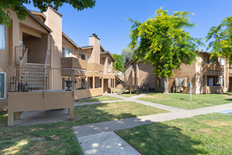Caldwell Village Apartments in Visalia, CA - Foto de edificio - Building Photo