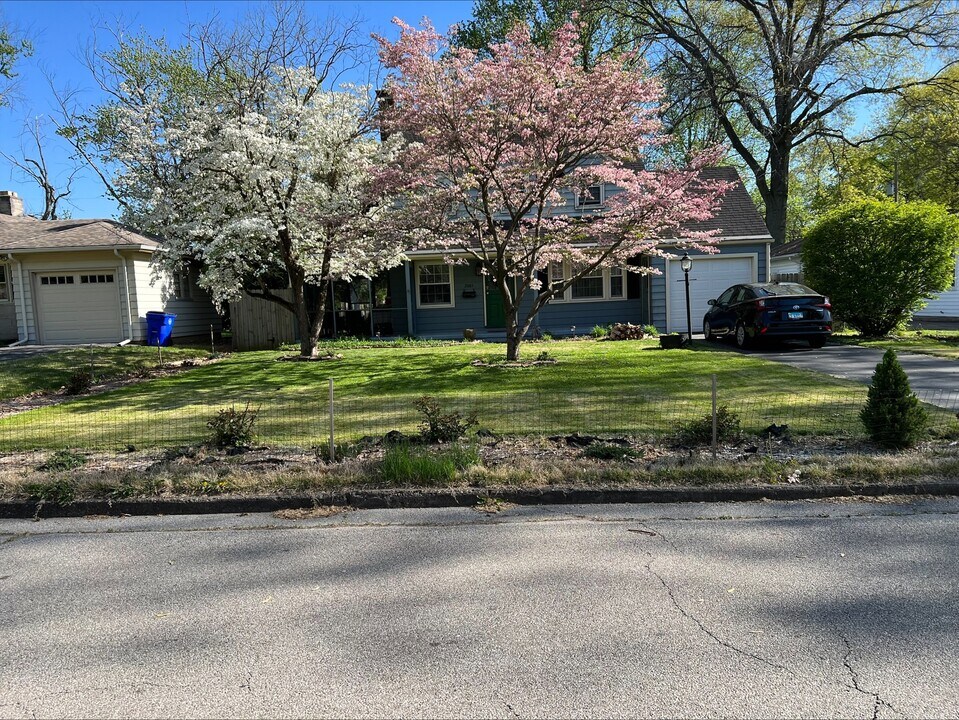 2081 W Riverview Ave in Decatur, IL - Building Photo