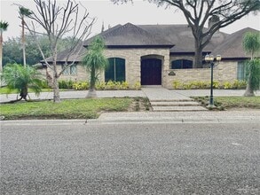 2301 SW Greenbriar Square in McAllen, TX - Building Photo - Building Photo