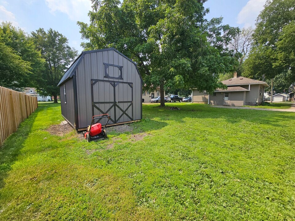305 1st Ave SE in Geneva, MN - Foto de edificio